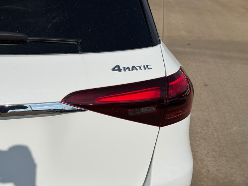 Mercedes-Benz GLE Vehicle Full-screen Gallery Image 5