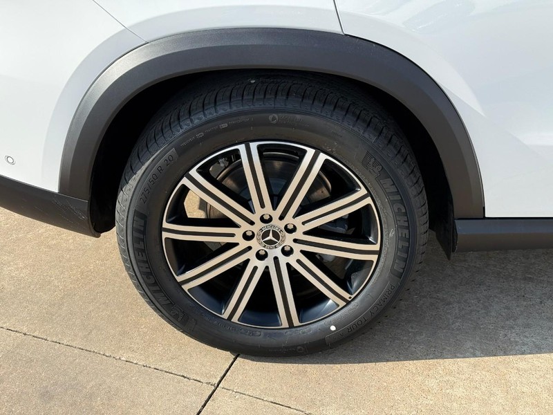 Mercedes-Benz GLE Vehicle Full-screen Gallery Image 6