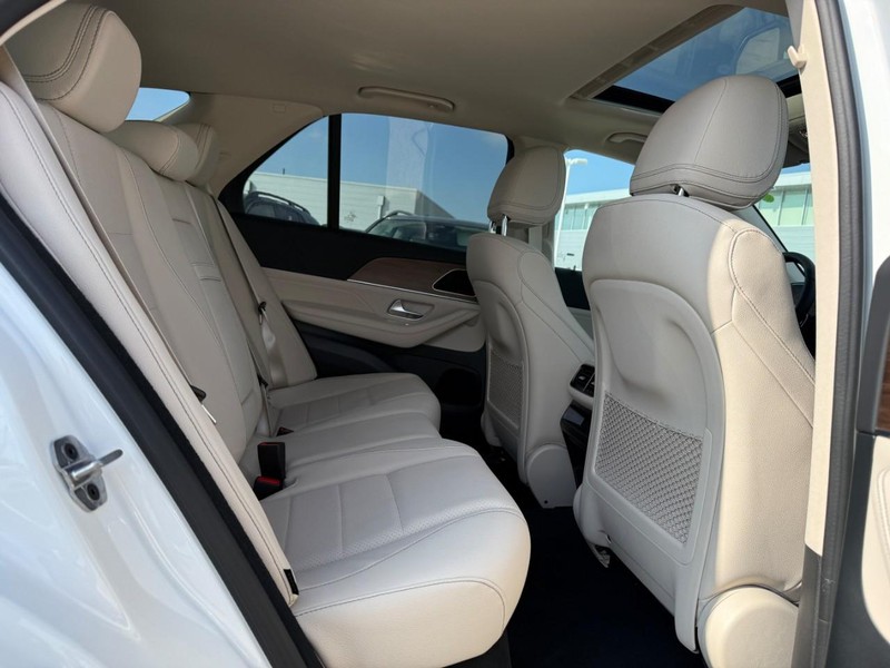 Mercedes-Benz GLE Vehicle Full-screen Gallery Image 7