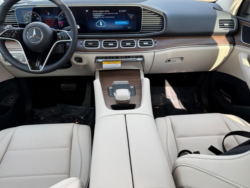 Mercedes-Benz GLE Vehicle Full-screen Gallery Image 8