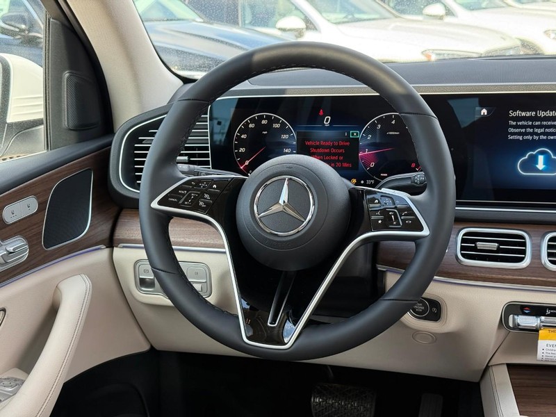 Mercedes-Benz GLE Vehicle Full-screen Gallery Image 9