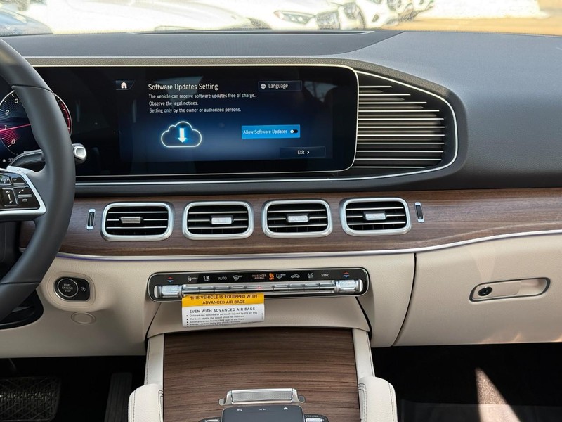 Mercedes-Benz GLE Vehicle Full-screen Gallery Image 10