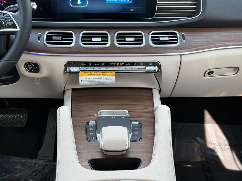 Mercedes-Benz GLE Vehicle Full-screen Gallery Image 11