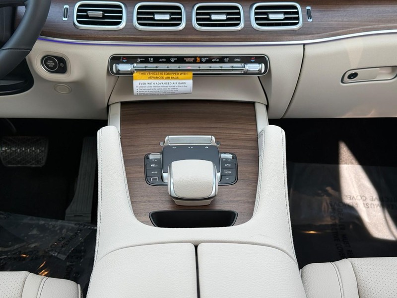 Mercedes-Benz GLE Vehicle Full-screen Gallery Image 12