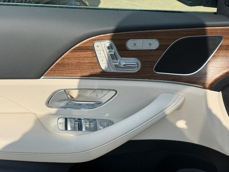 Mercedes-Benz GLE Vehicle Full-screen Gallery Image 14