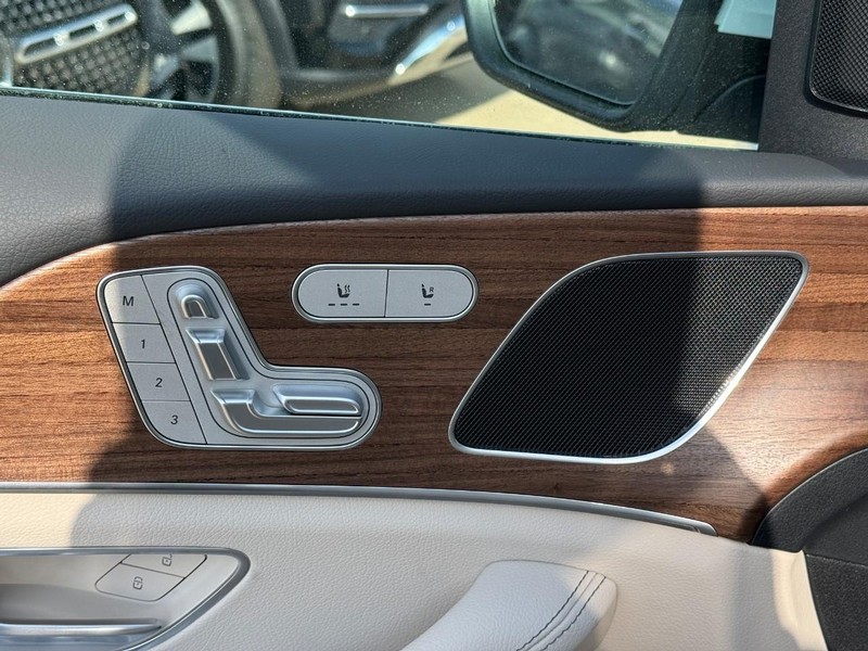 Mercedes-Benz GLE Vehicle Full-screen Gallery Image 15