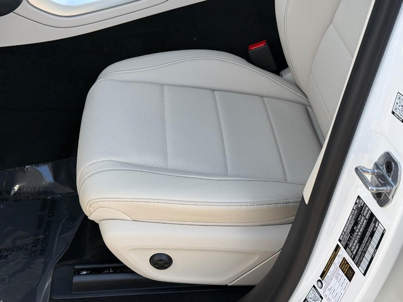 Mercedes-Benz GLE Vehicle Full-screen Gallery Image 16