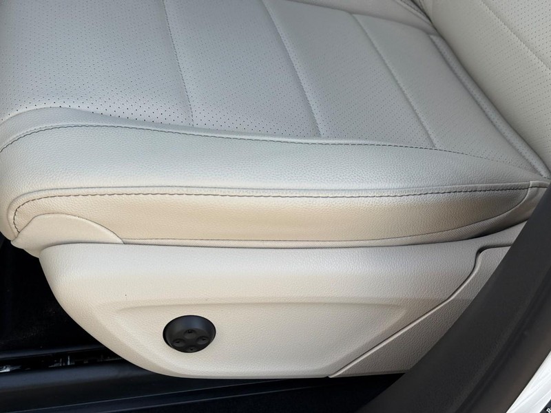 Mercedes-Benz GLE Vehicle Full-screen Gallery Image 17