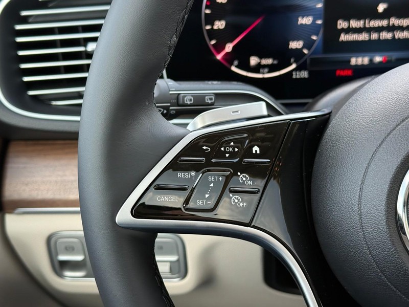 Mercedes-Benz GLE Vehicle Full-screen Gallery Image 18