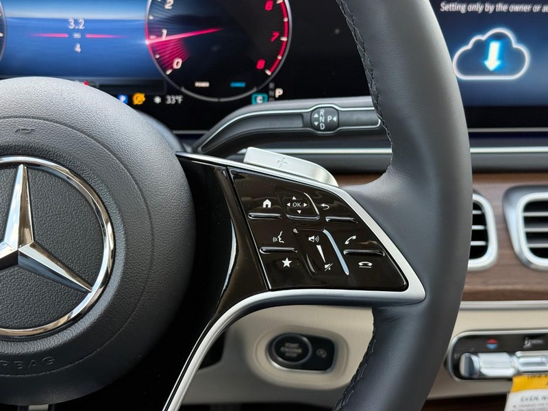 Mercedes-Benz GLE Vehicle Full-screen Gallery Image 19