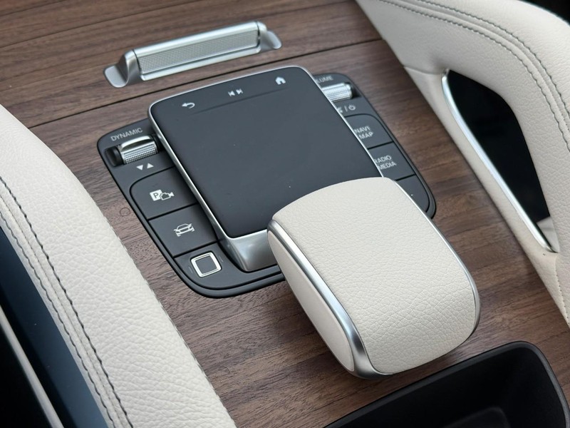 Mercedes-Benz GLE Vehicle Full-screen Gallery Image 21