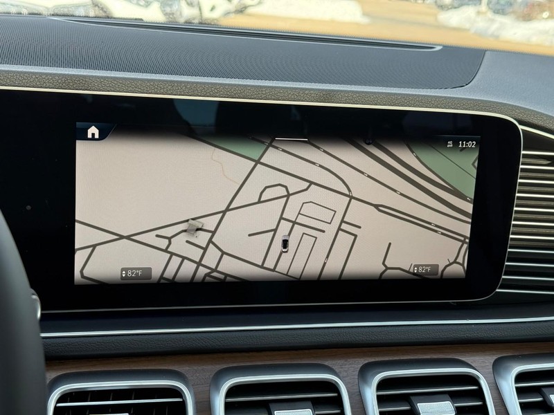 Mercedes-Benz GLE Vehicle Full-screen Gallery Image 22