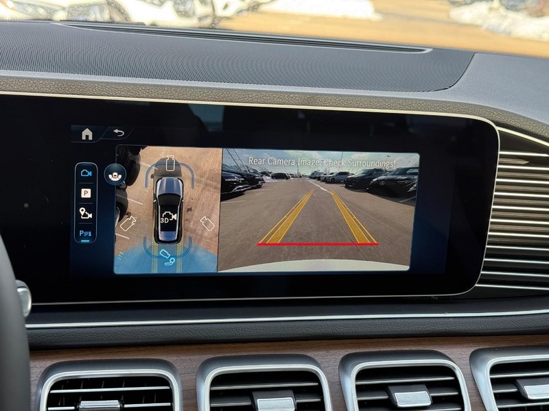 Mercedes-Benz GLE Vehicle Full-screen Gallery Image 23