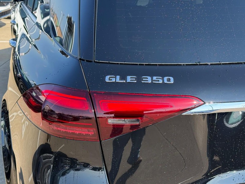 Mercedes-Benz GLE Vehicle Full-screen Gallery Image 4