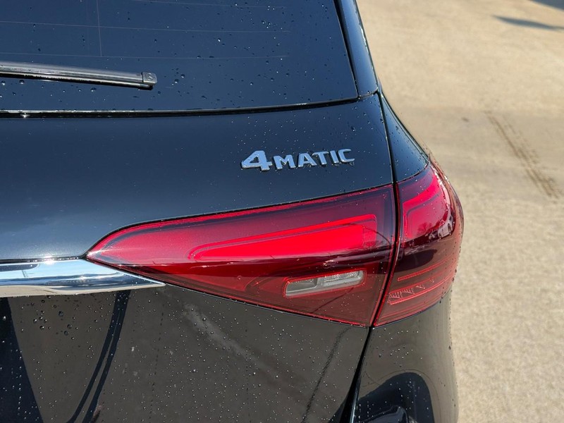 Mercedes-Benz GLE Vehicle Full-screen Gallery Image 5