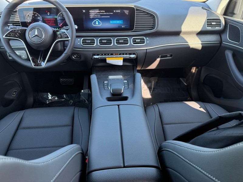 Mercedes-Benz GLE Vehicle Full-screen Gallery Image 7