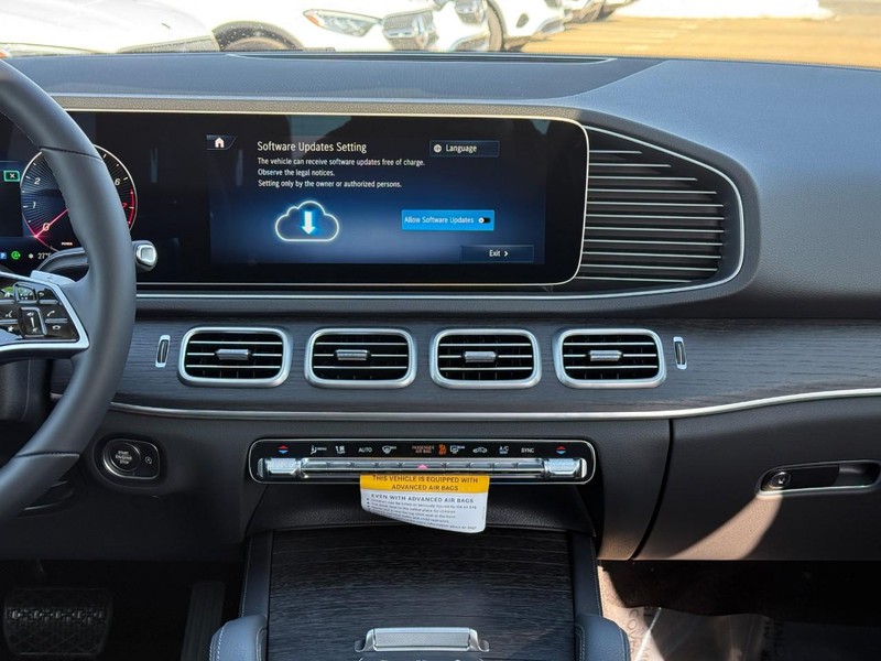 Mercedes-Benz GLE Vehicle Full-screen Gallery Image 9