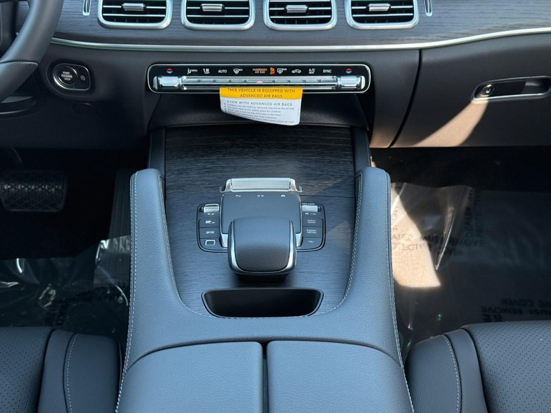 Mercedes-Benz GLE Vehicle Full-screen Gallery Image 11