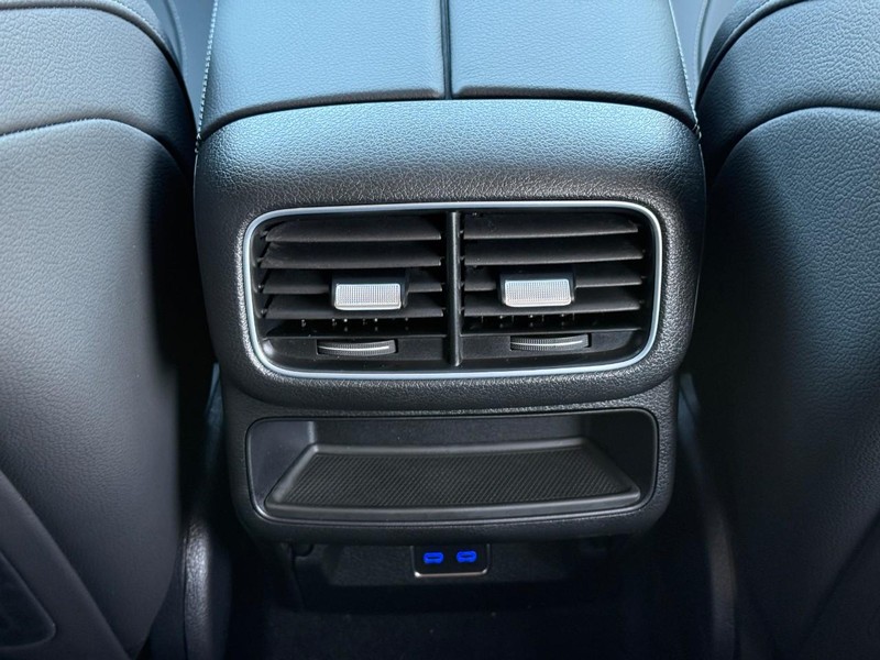 Mercedes-Benz GLE Vehicle Full-screen Gallery Image 12