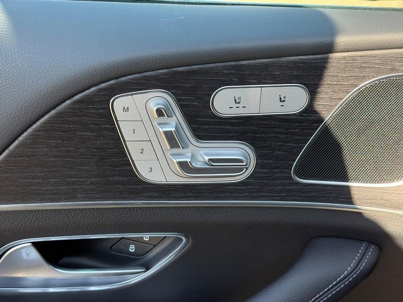 Mercedes-Benz GLE Vehicle Full-screen Gallery Image 14