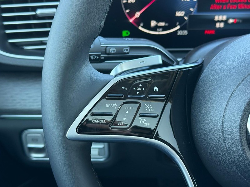 Mercedes-Benz GLE Vehicle Full-screen Gallery Image 16