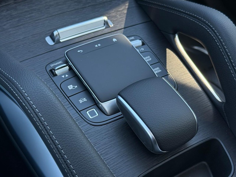 Mercedes-Benz GLE Vehicle Full-screen Gallery Image 18