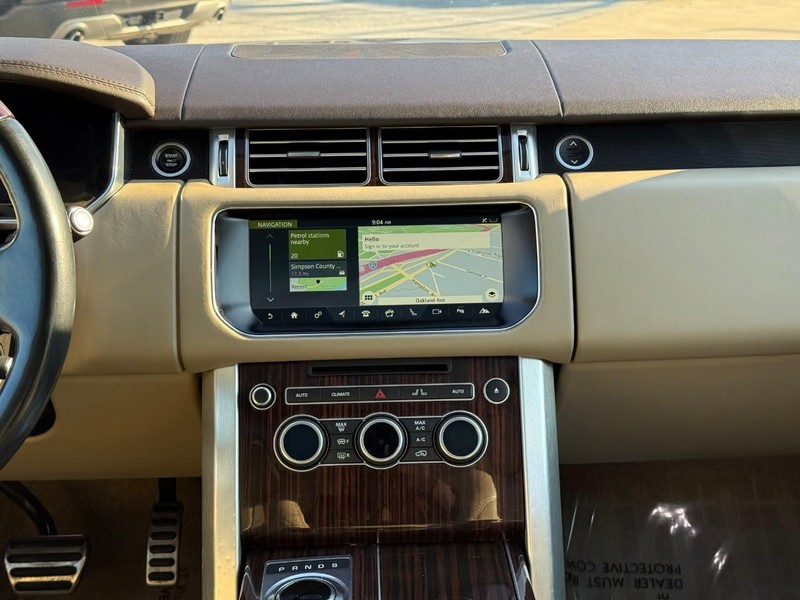 Land Rover Range Rover Vehicle Full-screen Gallery Image 12