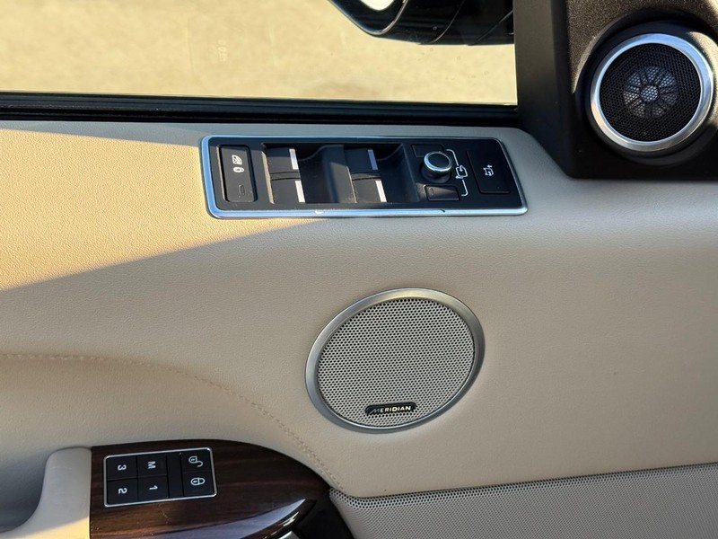 Land Rover Range Rover Vehicle Full-screen Gallery Image 15