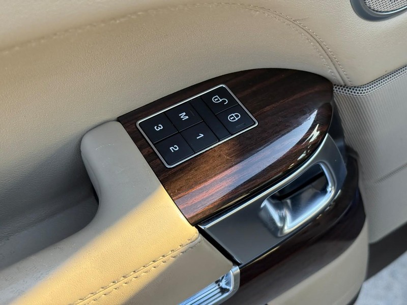 Land Rover Range Rover Vehicle Full-screen Gallery Image 16