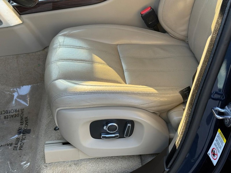 Land Rover Range Rover Vehicle Full-screen Gallery Image 17