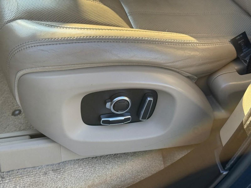 Land Rover Range Rover Vehicle Full-screen Gallery Image 18