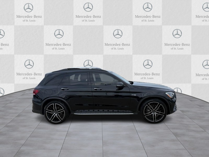Mercedes-Benz GLC Vehicle Full-screen Gallery Image 2