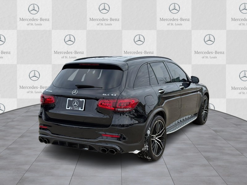 Mercedes-Benz GLC Vehicle Full-screen Gallery Image 3