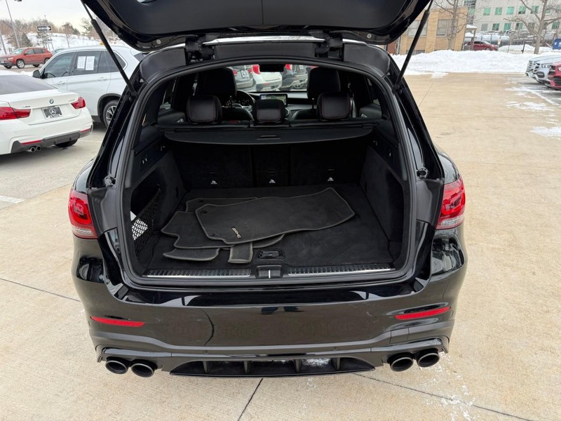 Mercedes-Benz GLC Vehicle Full-screen Gallery Image 8