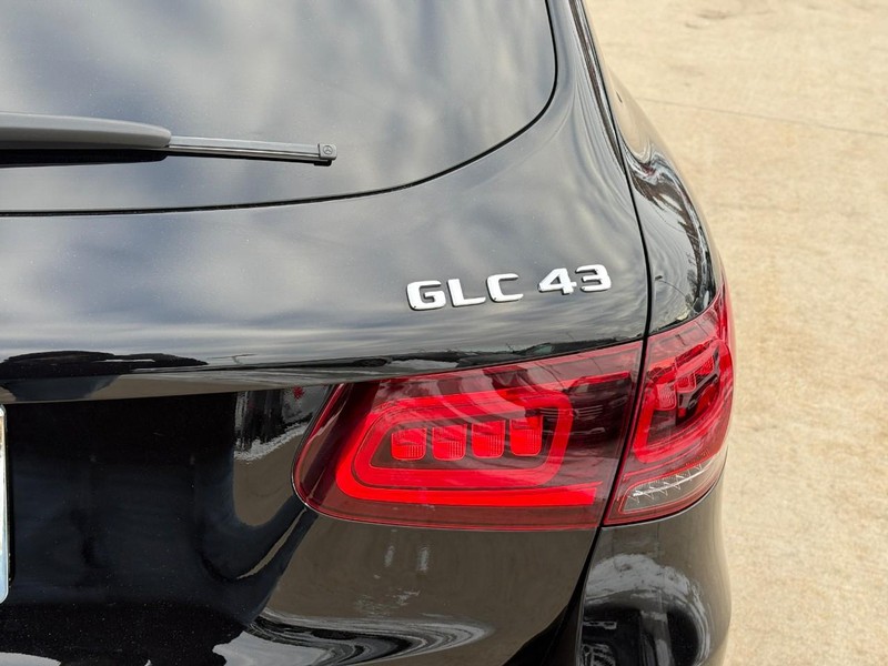 Mercedes-Benz GLC Vehicle Full-screen Gallery Image 11