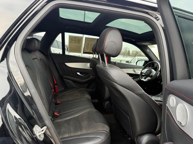 Mercedes-Benz GLC Vehicle Full-screen Gallery Image 12