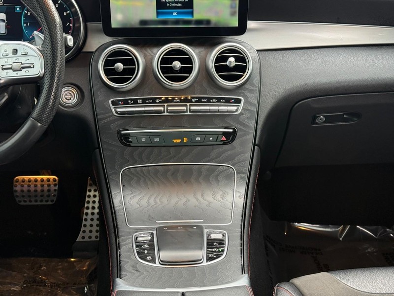 Mercedes-Benz GLC Vehicle Full-screen Gallery Image 16