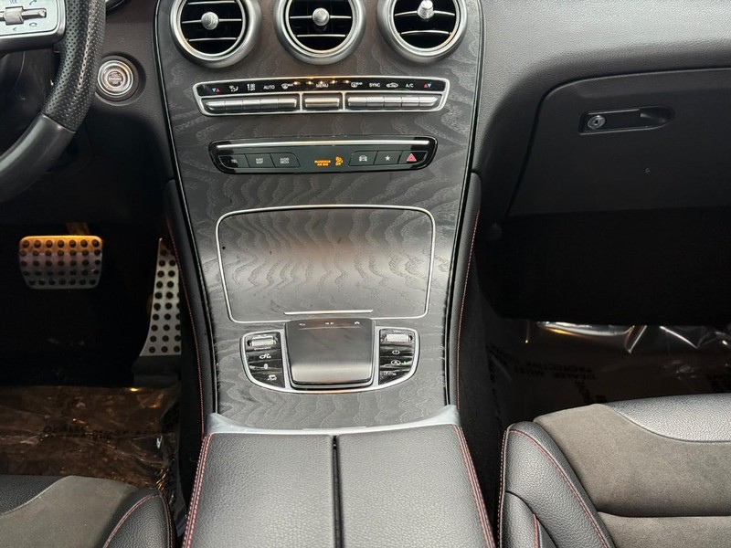 Mercedes-Benz GLC Vehicle Full-screen Gallery Image 17