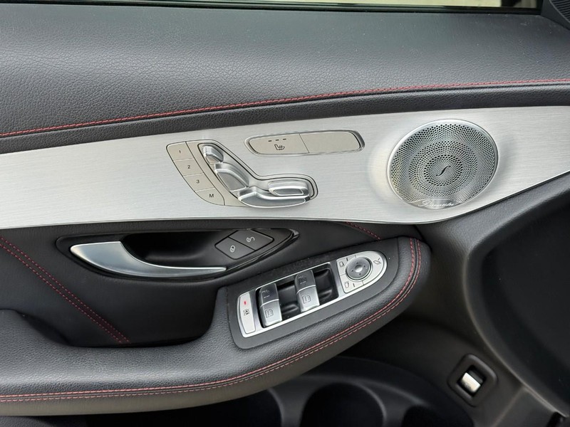 Mercedes-Benz GLC Vehicle Full-screen Gallery Image 18