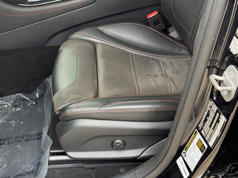 Mercedes-Benz GLC Vehicle Full-screen Gallery Image 20