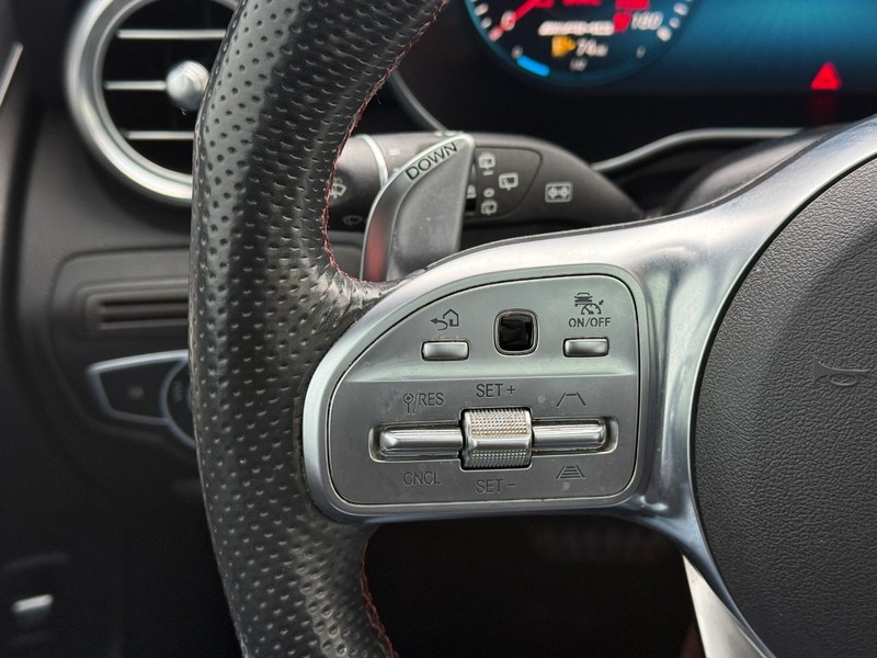 Mercedes-Benz GLC Vehicle Full-screen Gallery Image 22