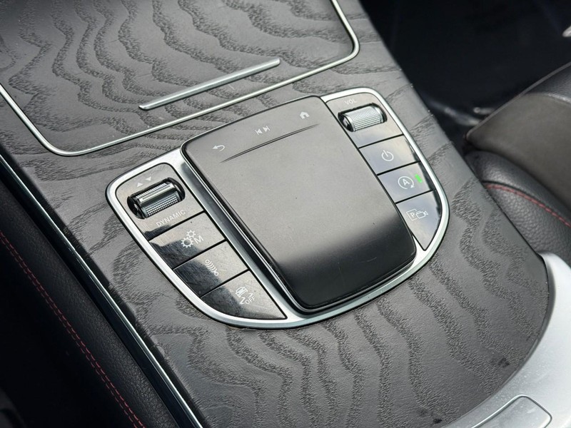 Mercedes-Benz GLC Vehicle Full-screen Gallery Image 24