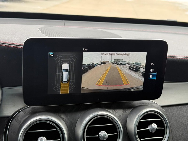 Mercedes-Benz GLC Vehicle Full-screen Gallery Image 26