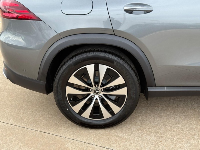 Mercedes-Benz GLE Vehicle Full-screen Gallery Image 4