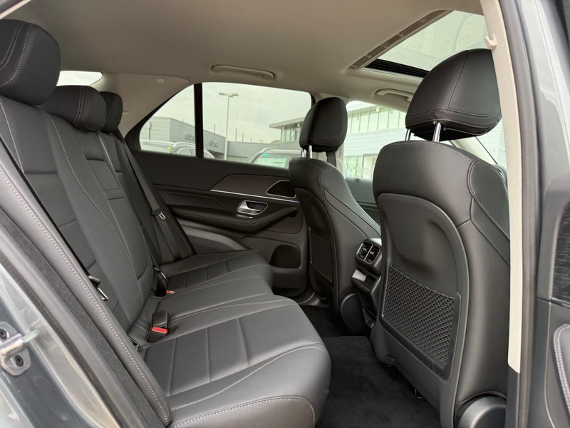 Mercedes-Benz GLE Vehicle Full-screen Gallery Image 5