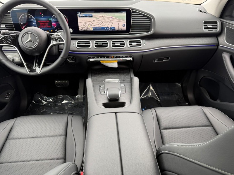 Mercedes-Benz GLE Vehicle Full-screen Gallery Image 6