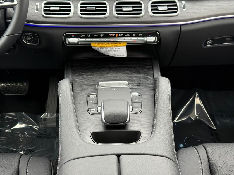 Mercedes-Benz GLE Vehicle Full-screen Gallery Image 10