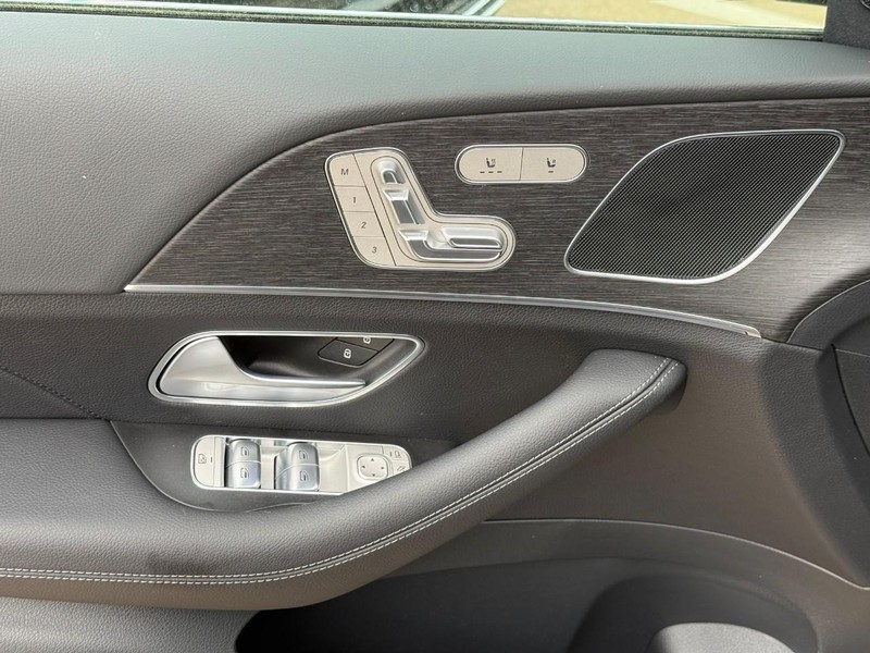 Mercedes-Benz GLE Vehicle Full-screen Gallery Image 11