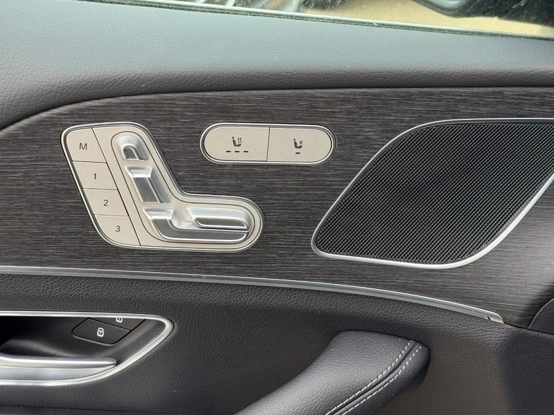 Mercedes-Benz GLE Vehicle Full-screen Gallery Image 12