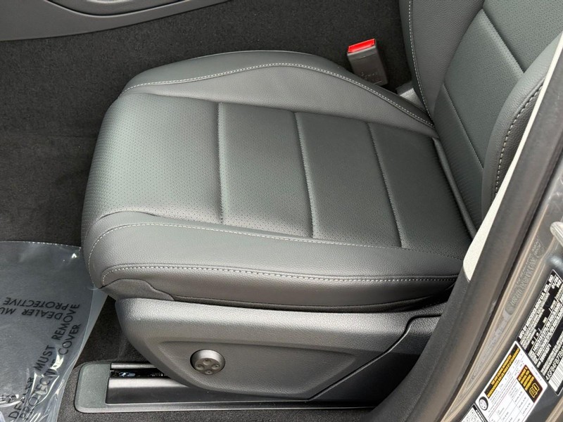 Mercedes-Benz GLE Vehicle Full-screen Gallery Image 13